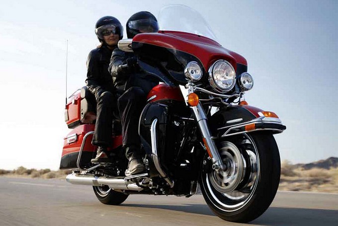 Essai de l'HARLEY-DAVIDSON Electra Glide Ultra Limited 1690 FLHTK 2012