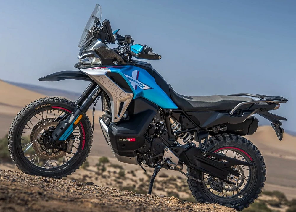 Une moto CFMOTO 1000 MT-X dans un désert