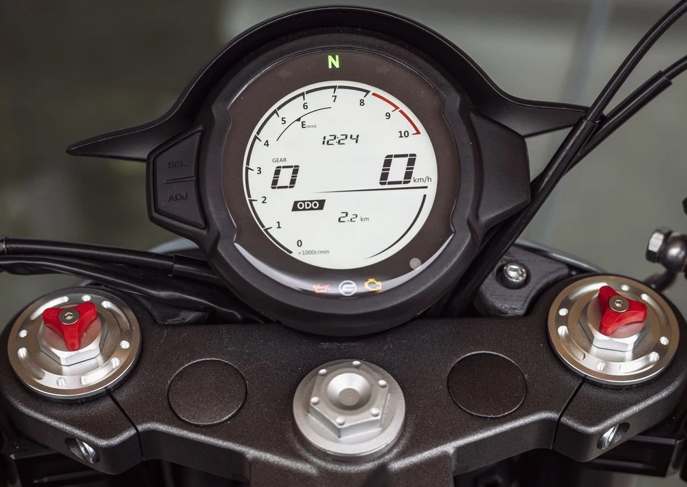 Le poste de conduite de la CFMOTO CL-X 700 Sport
