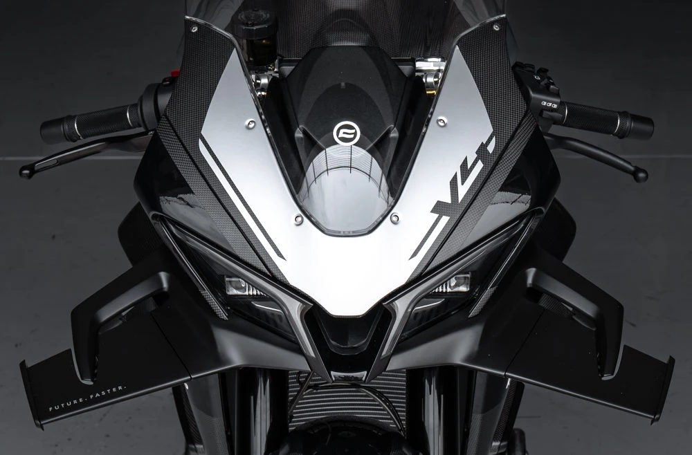 L'avant de la moto CFMOTO V4 1000 SR-RR