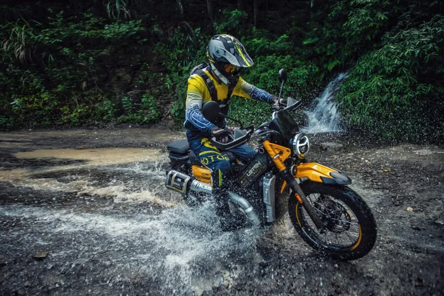 Une moto Leten LT190 traversant une rivière