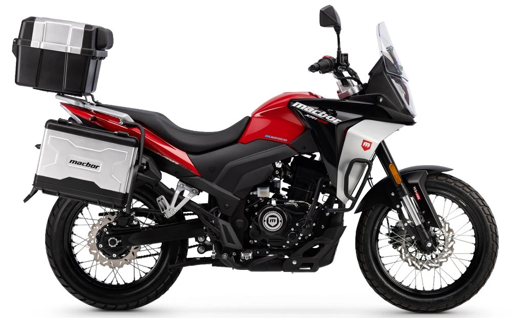Une moto Macbor 125 Montana XR1 Evo rouge avec des valises et un top-case