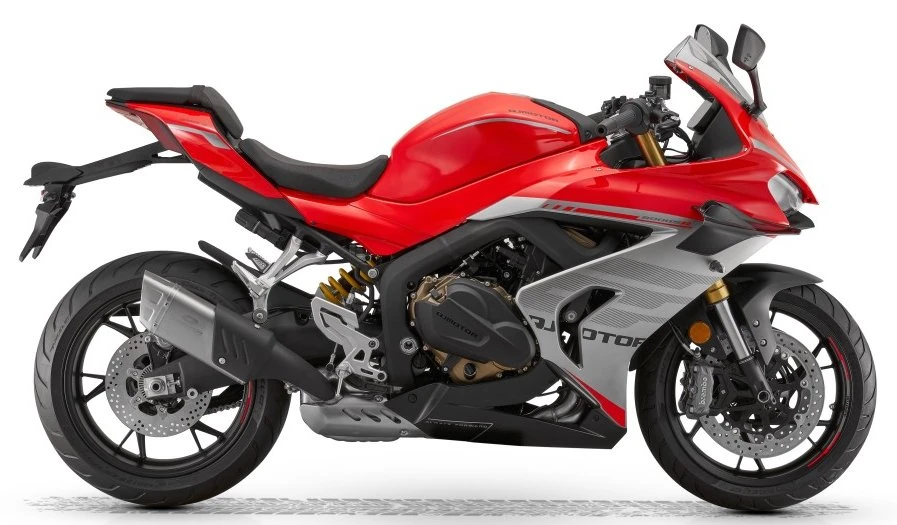 une moto QJ Motor SRK 800 RR rouge et grise