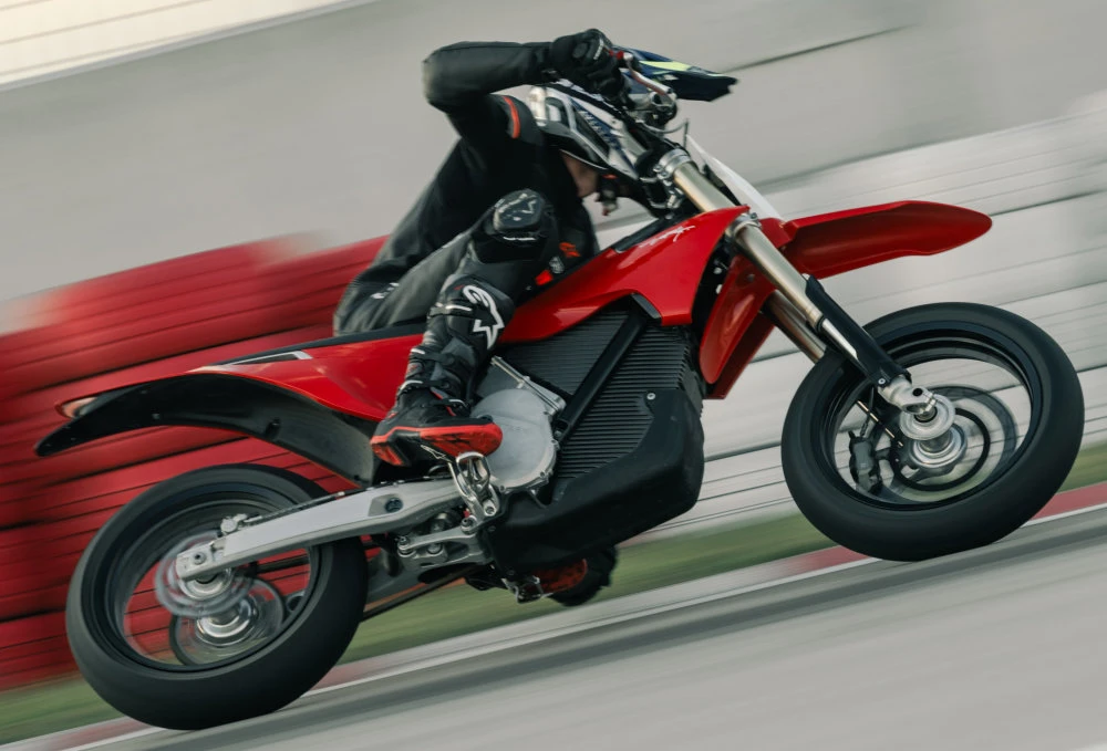 Une Stark Venture Varg SM et son pilote sur circuit