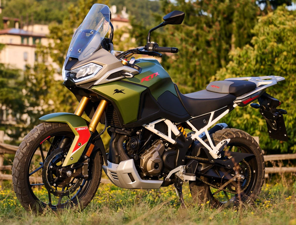 Une moto TVS RTX 300 dans un champ