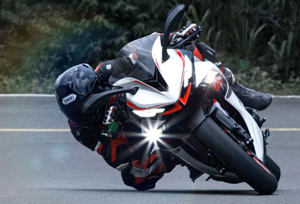 La Zontes 703 RR en prise d'angle sur route