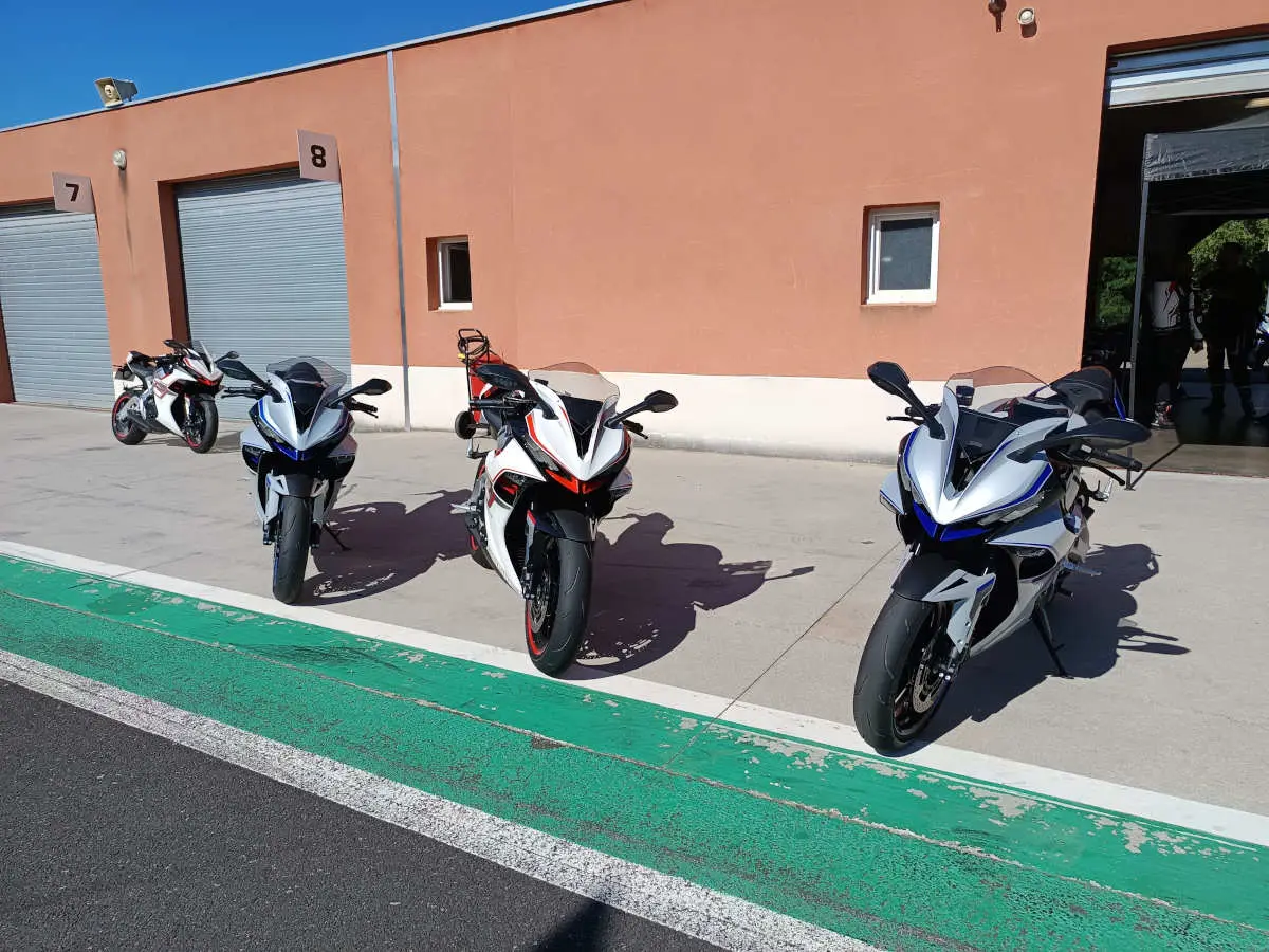 4 Zontes 703RR en attente en bord de piste