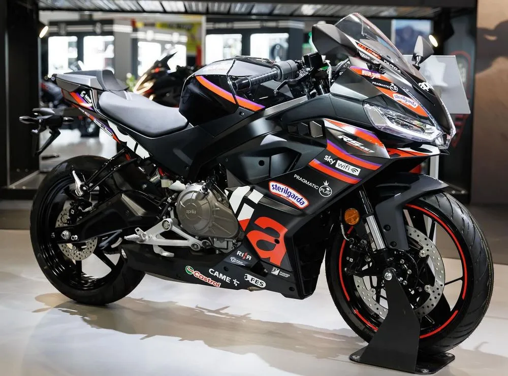Une Aprilia RS 457 GP Replica sur un stand à l'EICMA 2025