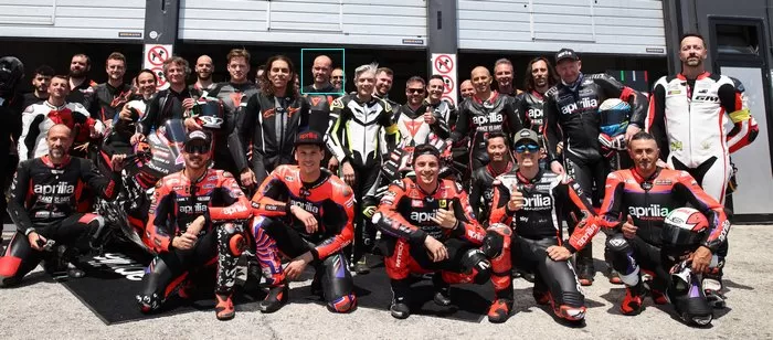 Lionel, notre essayeur aux côtés des pilotes motoGP pour l'essai de l'Aprilia RSVA4