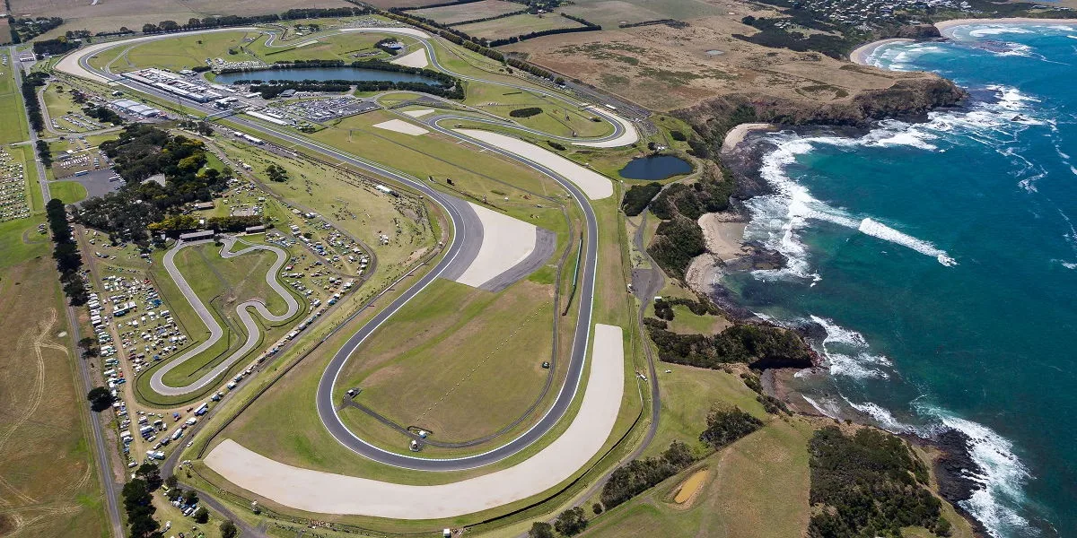 Une vue aérienne du circuit de Phillip Island et de l'océan