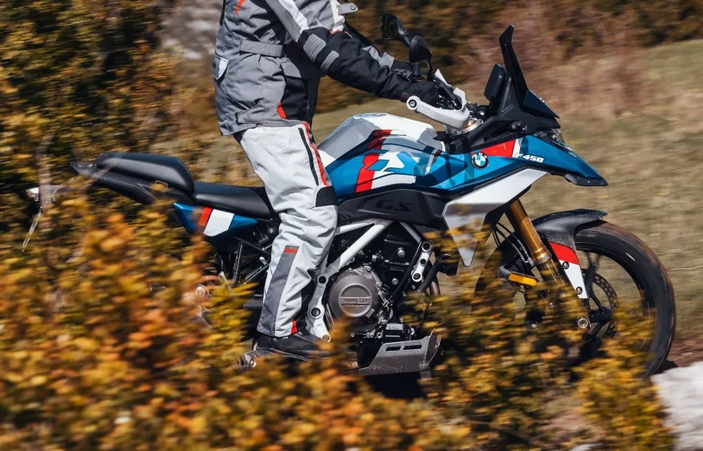 Une BMW F 450 GS bleu blanc et rouge et un paysage montagneux