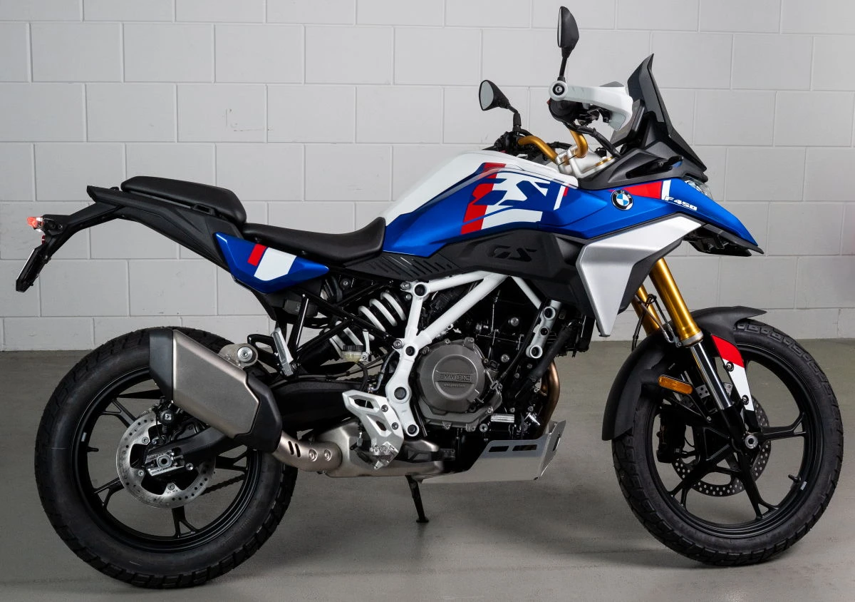 Une moto BMW F 450 GS vue de profil