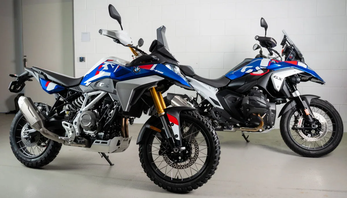 Une moto BMW F 450 GS devant une moto R 1300 GS dans un parking