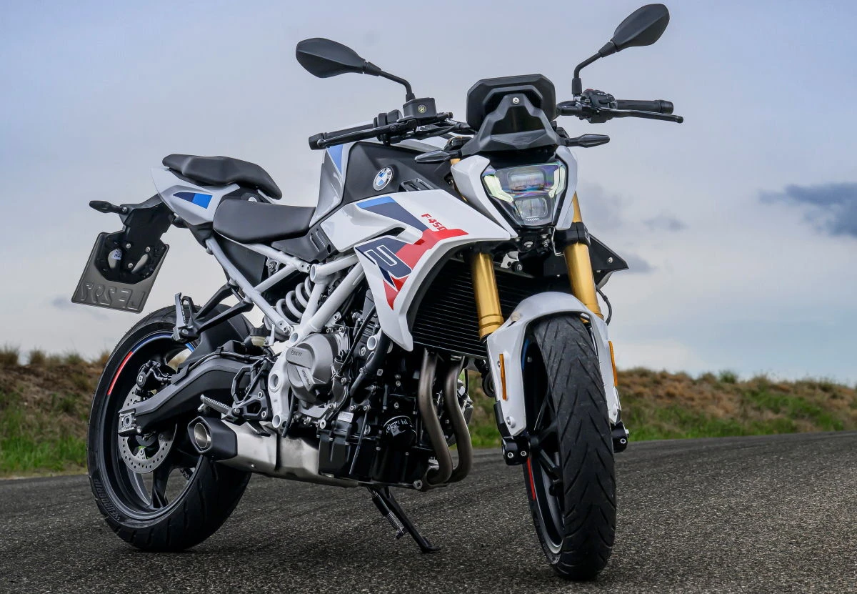 Une moto BMW F 450 R garée sur une route