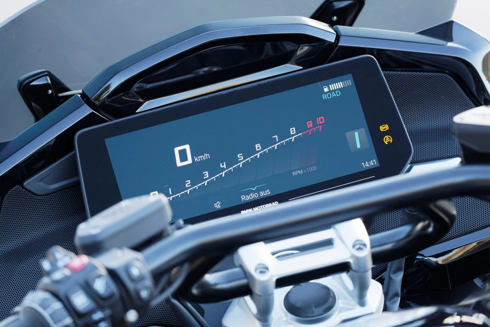 BMW K 1600 B - son grand écran TFT de 26 cm