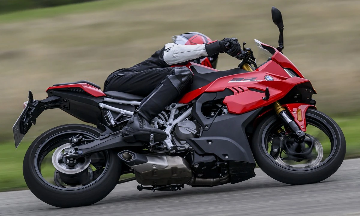 Une moto BMW F 450 RR rouge en conduite sportive.