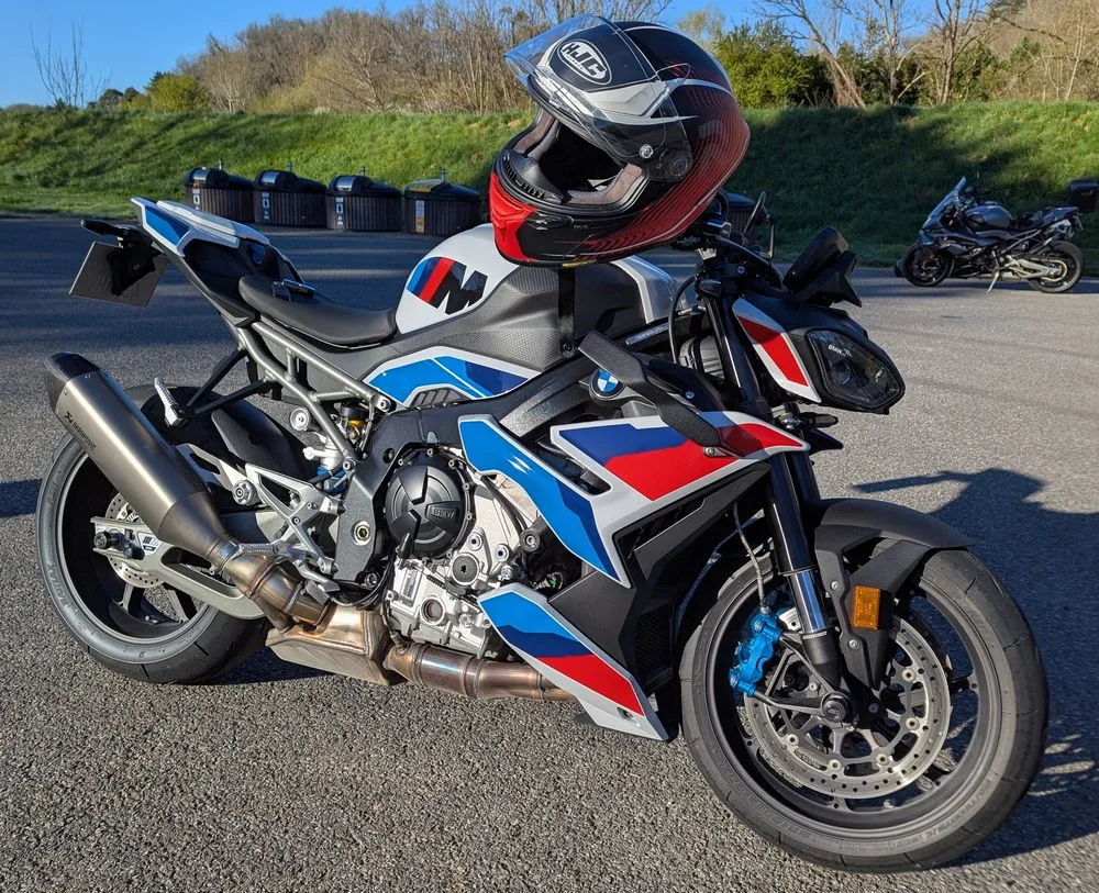 Une BMW M 1000 R de 2025 en extérieur