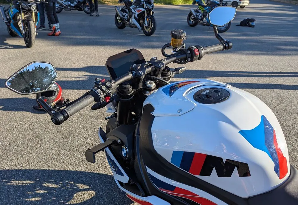 Le poste de conduite de la BMW M 1000 R de 2025
