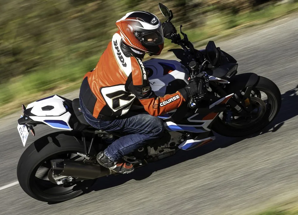 Une BMW M 1000 R de 2025 en virage