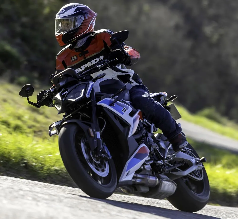 Une BMW M 1000 R de 2025 à l'attaque sur route