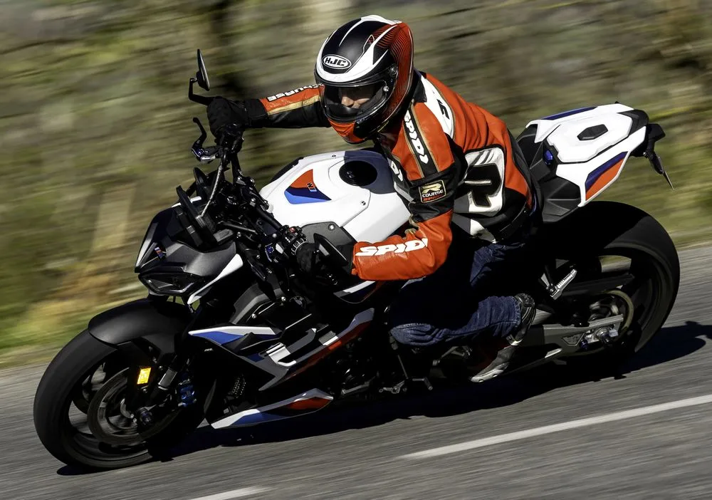 Une BMW M 1000 R de 2025 en virage descendant