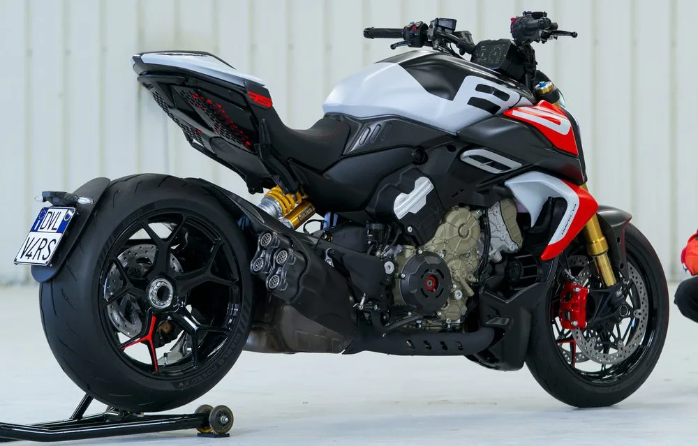 Une moto Ducati 1100 Diavel V4 RS vue de 3/4 arrière