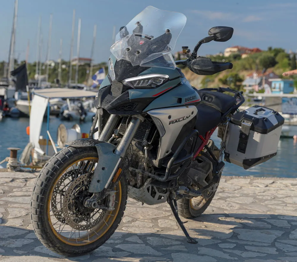 La Ducati Multistrada V4 Rally 2026 sur le quai d'un port