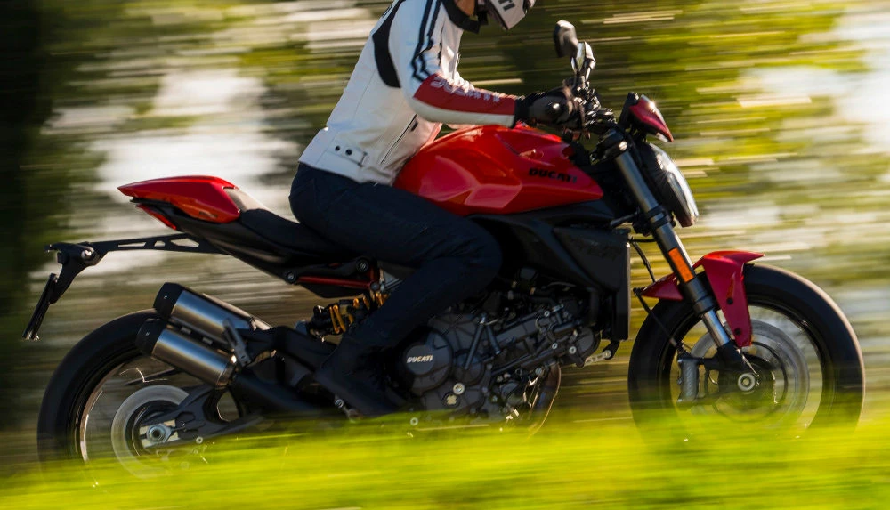 la Ducati 890 Monster de 2026 sur une route