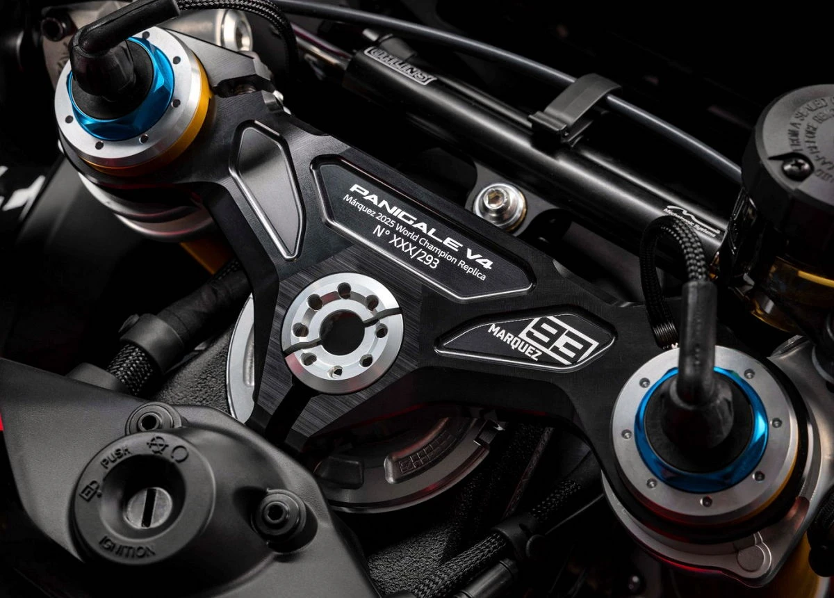 Le té de fourche d'une Ducati 1100 Panigale V4 S Marquez World Champion Replica