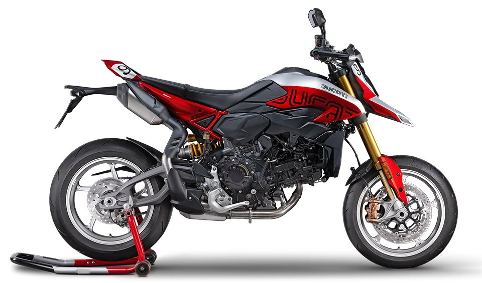 Une moto Ducati Hypermotard V2 SP Collezione 100 rouge et grise et sa béquille d'atelier