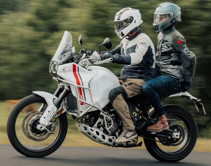 Le duo en Ducati DesertX