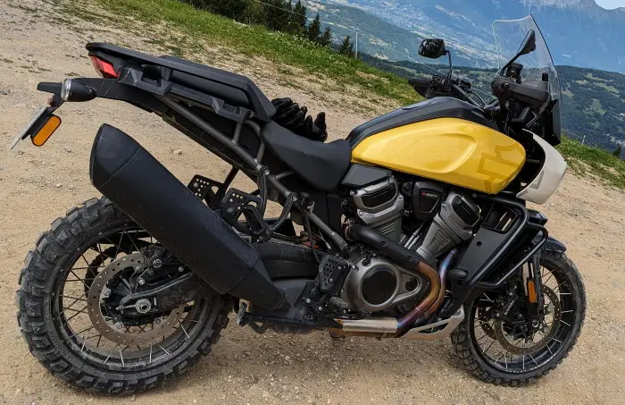 Vue panoramique avec la moto