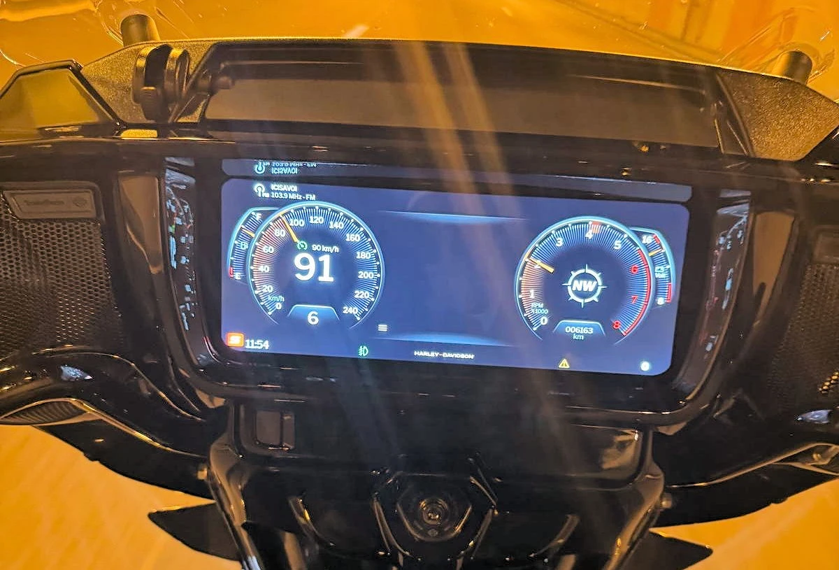 Le tableau de bord d'une moto Harley-Davidson Street Glide Limited dans un tunnel