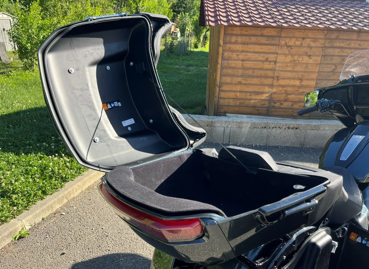 Le top-case d'une moto Harley-Davidson Street Glide Limited, une cabane de jardin et de l'herbe