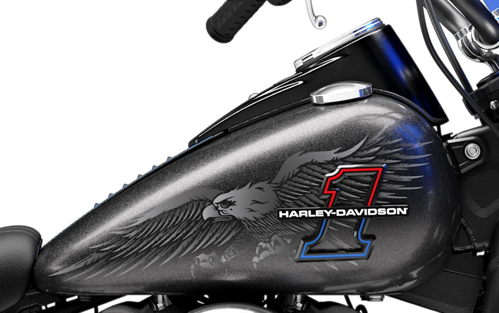 Un réservoir de harley-davidson peint en gris avec le dessin d'un aigle et le chiffre 1