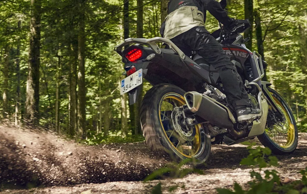 Une Honda 750 Transalp 2025 en dérapage dans la foret
