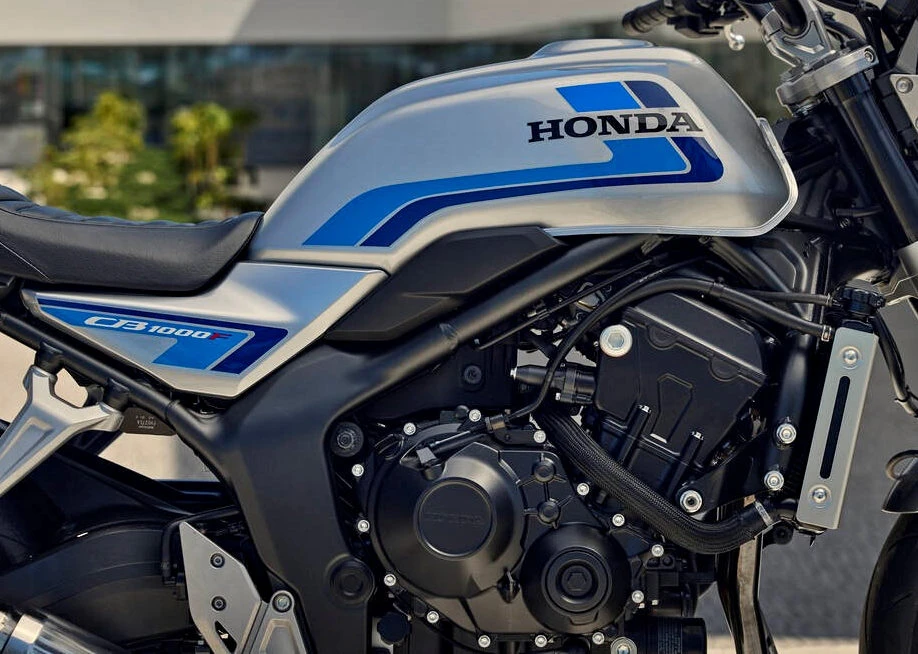 Une vue sur le moteur de la Honda CB1000F 2026