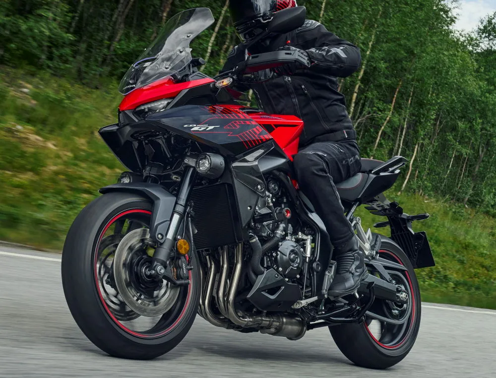 La Honda CB1000GT sur une route de campagne