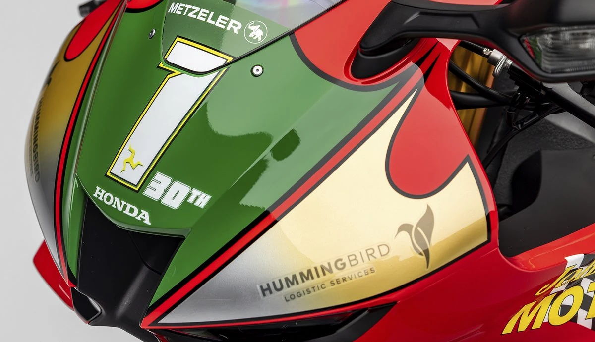 L'avant de carénage rouge et vert avec un numéro 1 blanc de la moto Honda CBR 1000 RR-R Fireblade SP John McGuinness 30th Anniversary Replica Limited Edition