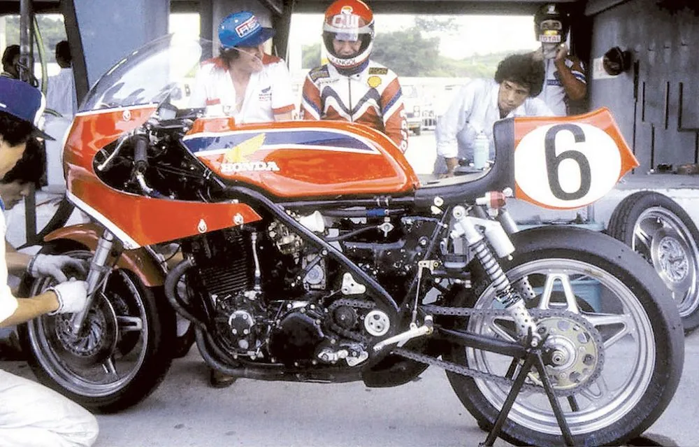 Une Honda RCB 1000 au stand