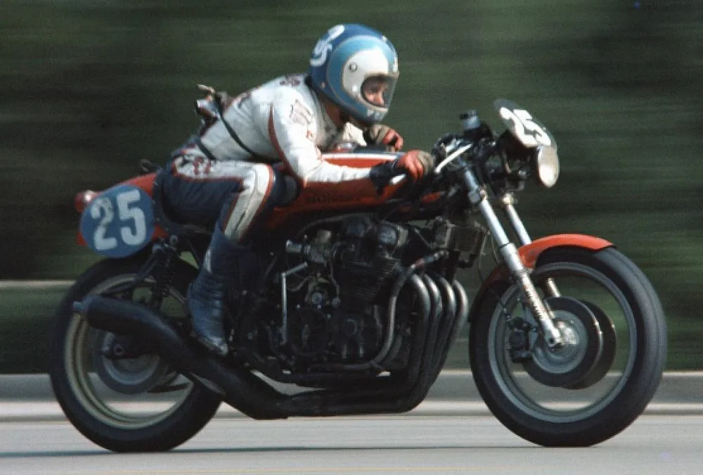 Une Honda RCB 1000 en course et sans son carénage