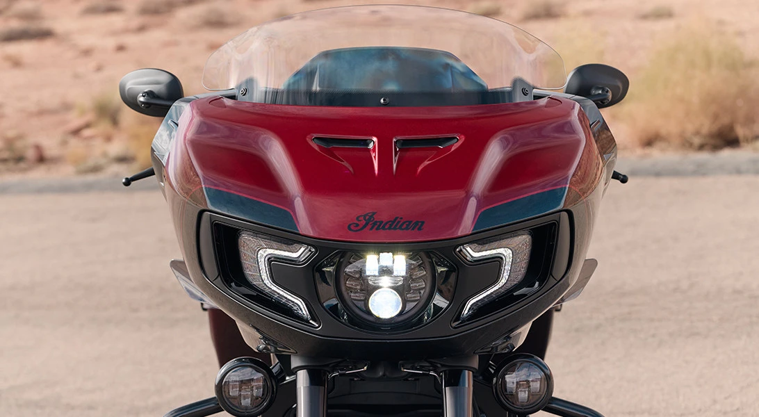 La tête de fourche rouge et noire, un phare allumé de la moto Indian 1830 Challenger 125th Anniversary Edition