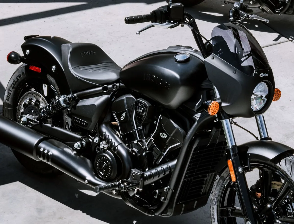 Une moto Indian 999 Sport Scout Sixty en extérieur