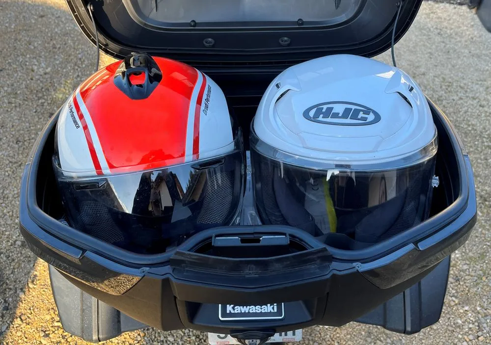 Deux casques dans un top-case