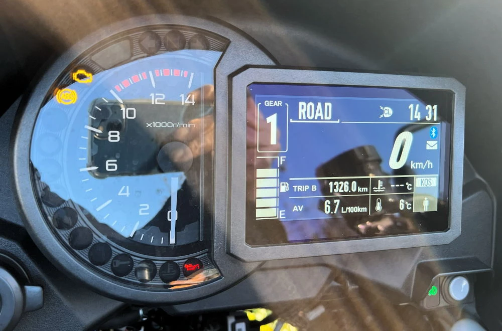 Le tableau de bord d'une Kawasaki Versys 1100 SE