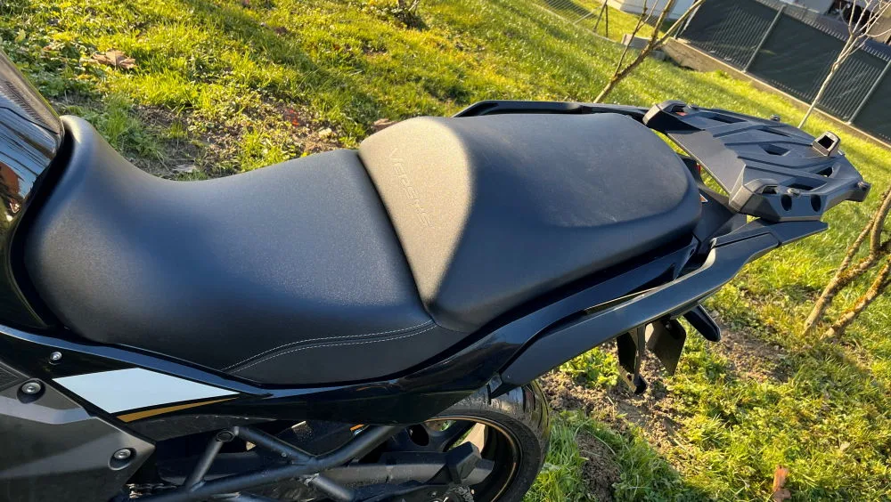 Les selles de la Kawasaki Versys 1100 SE et de l'herbe verte