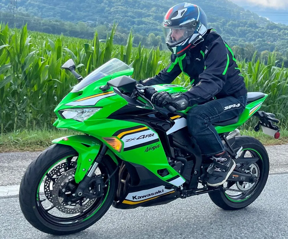 La Kawasaki ZX-4RR sur route