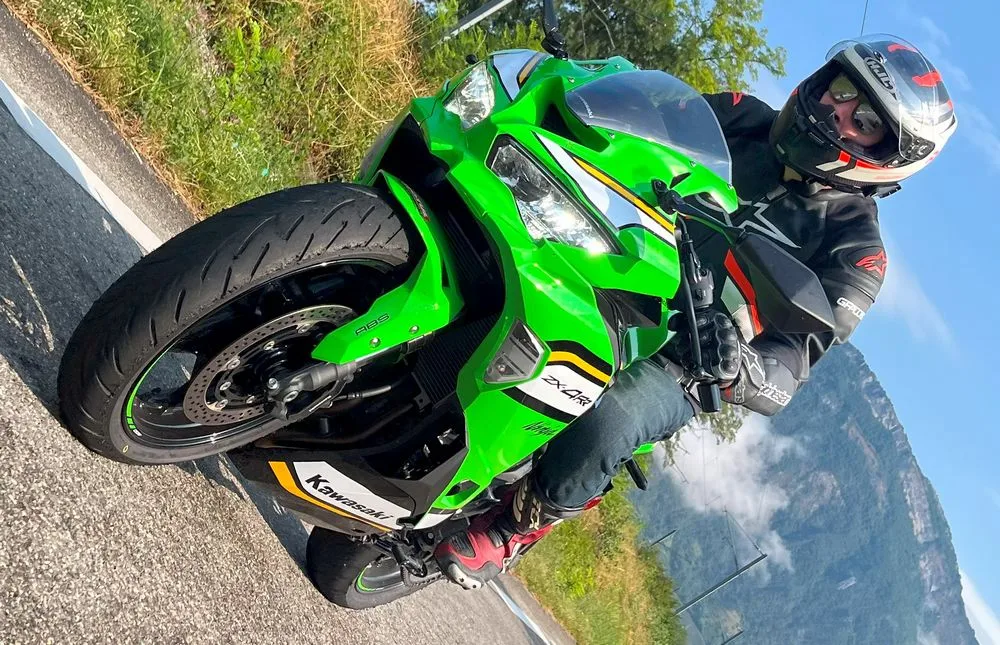 La Kawasaki ZX-4RR sur route