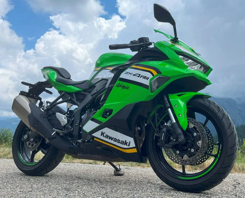 La Kawasaki ZX-4RR devant un fond nuageux