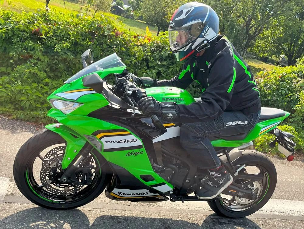 La Kawasaki ZX-4RR sur route